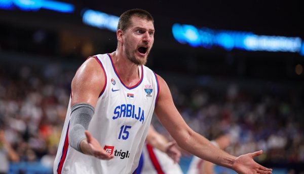 天弘忧配 约基奇出局绝望离场：赛后掀球衣露出大肚腩 国家队生涯至今无冠